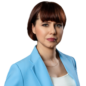 Magdalena Kułaj Notariusz Zdjęcie przedstawiające Notariusza Magdalenę Kułaj, ubraną w niebieską marynarkę i białą podkoszulkę.