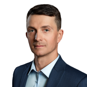 Notariusza Aleksander Wasiak Zdjęcie Notariusza Aleksandra Wasiaka. Ubrany jest w granatową marynarkę i niebieską koszulę.