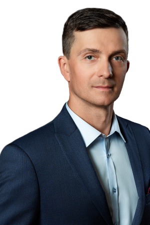 Zdjęcie Notariusza Aleksandra Wasiaka. Ubrany jest w granatową marynarkę i niebieską koszulę.