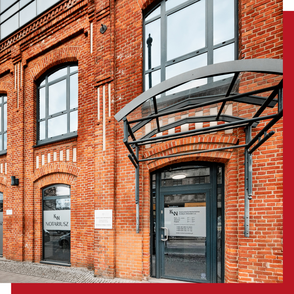 Zdjęcie przedstawiające wejście ceglanej do Kancelarii Notarialnej Kułaj & Wasiak S.C. przy ulicy Rzgowskiej 30 w Łodzi, na zdjęciu widać również witryny oraz tablicę informacyjną Kancelarii Notarialnej Kułaj & Wasiak S.C.